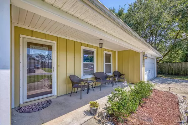 2296 Salamanca St, Navarre, FL 32566