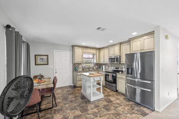 5770 Trout Bayou Cir, Milton, FL 32583