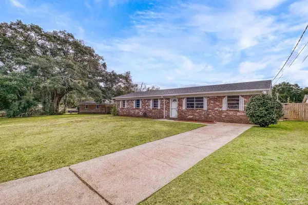 7115 Peninsula Dr, Pensacola, FL 32526