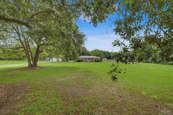 1850 Garcon Point Rd, Milton, FL 32583