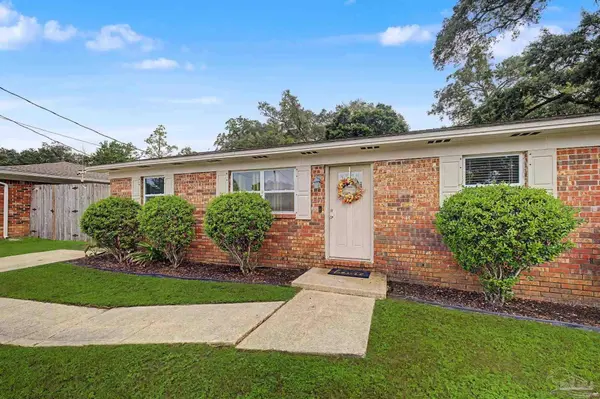 7110 Peninsula Dr, Pensacola, FL 32526