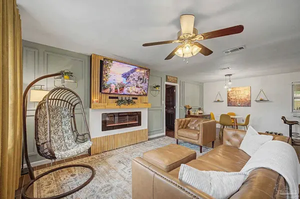 7110 Peninsula Dr, Pensacola, FL 32526