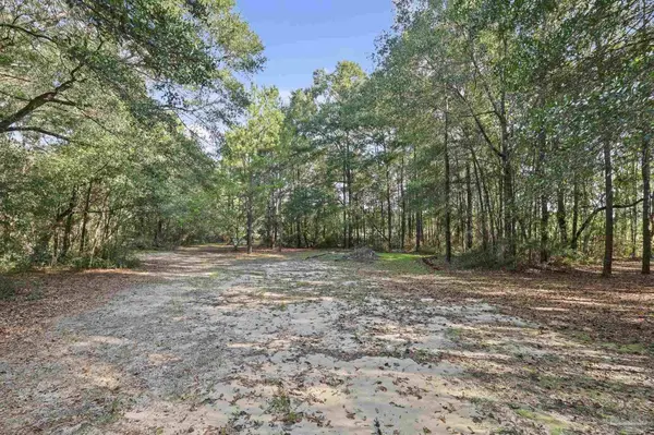 5642 Woodridge Dr, Milton, FL 32570