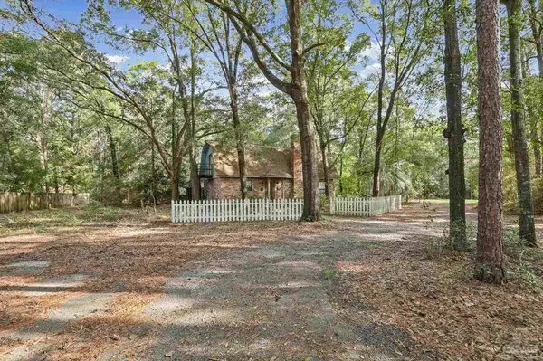 5642 Woodridge Dr, Milton, FL 32570