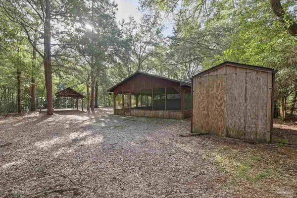 5642 Woodridge Dr, Milton, FL 32570