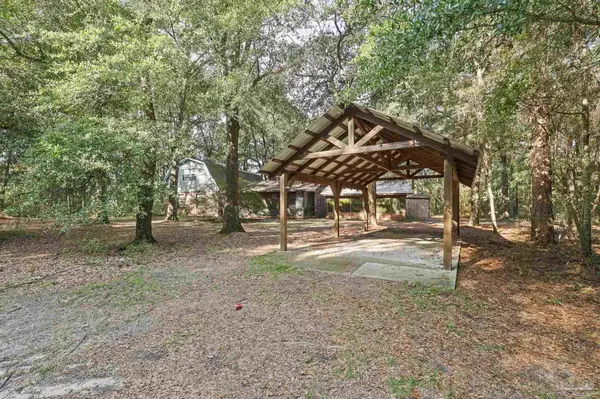 5642 Woodridge Dr, Milton, FL 32570