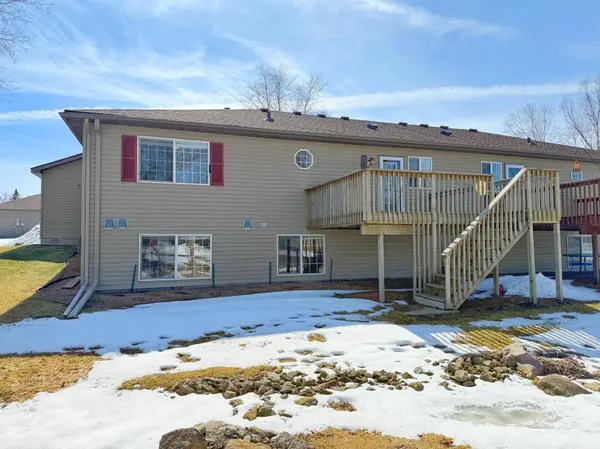 28 Carriage LN, Owatonna, MN 55060