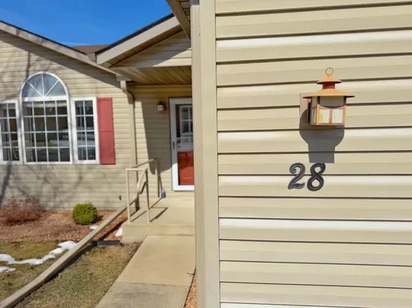 28 Carriage LN, Owatonna, MN 55060