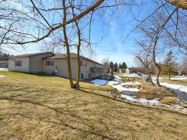 28 Carriage LN, Owatonna, MN 55060
