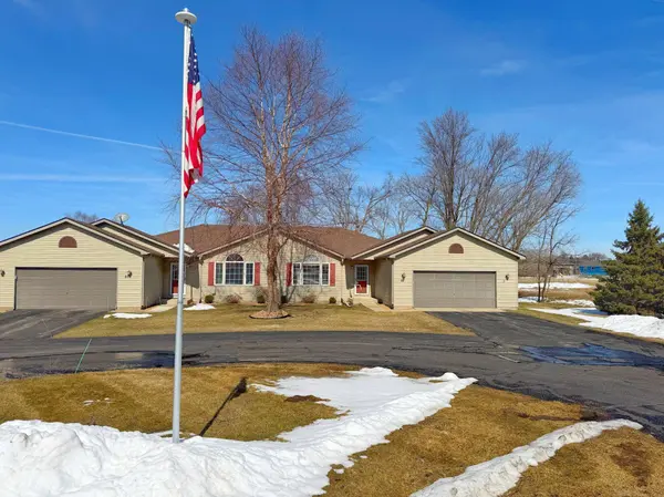 28 Carriage LN, Owatonna, MN 55060
