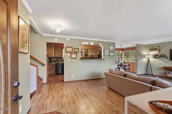 125 SW View DR, Waldport, OR 97394