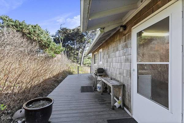 1424 SW SEAWOODS TER, Waldport, OR 97394