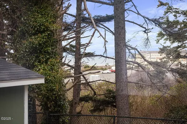 1935 NW 39th ST, Lincoln City, OR 97367