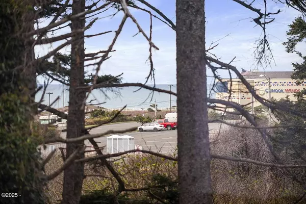 1935 NW 39th ST, Lincoln City, OR 97367