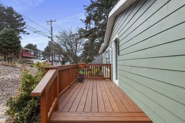 1935 NW 39th ST, Lincoln City, OR 97367