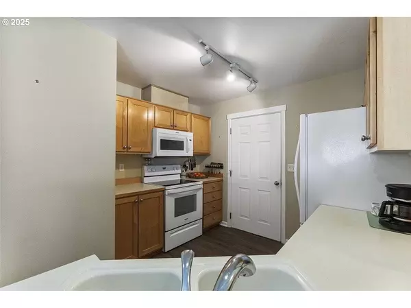 13706 SW HALL BLVD #1, Portland, OR 97223