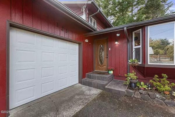 125 SW View DR, Waldport, OR 97394