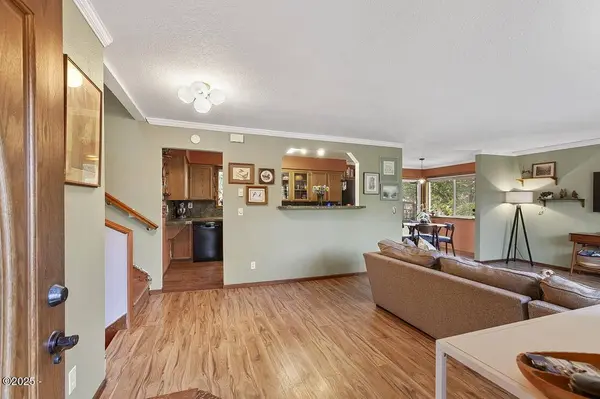 125 SW View DR, Waldport, OR 97394