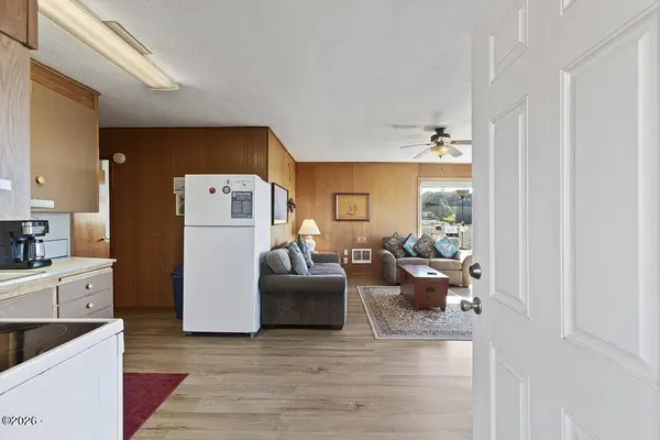 1424 SW SEAWOODS TER, Waldport, OR 97394