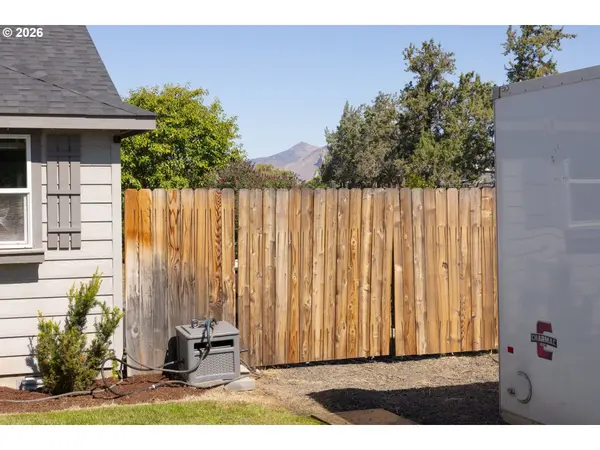 2721 NE 6TH DR, Redmond, OR 97756