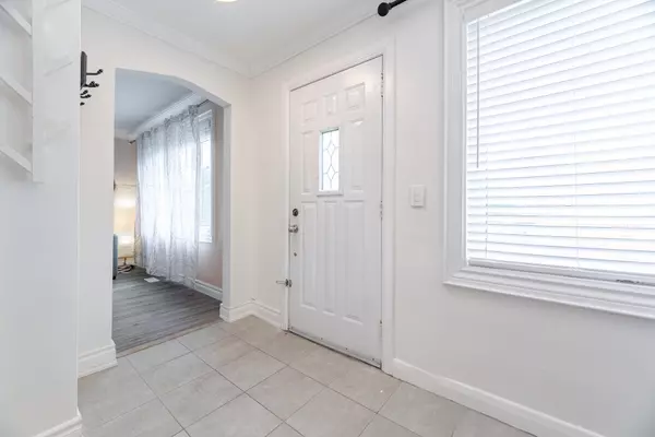 Toronto, ON M1M 2E4,18 Adanac Dr