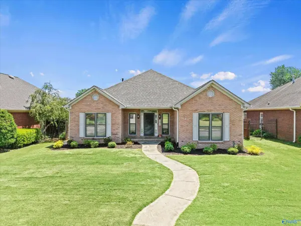 1010 Brookshire Lane SE, Decatur, AL 35601