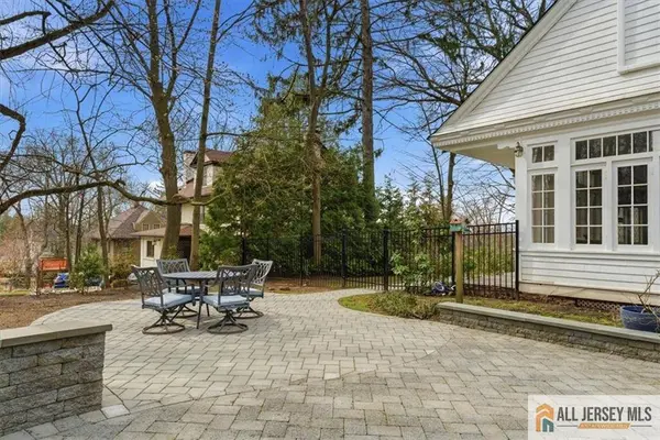 56 Oak AVE, Metuchen, NJ 08840