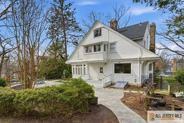 56 Oak AVE, Metuchen, NJ 08840