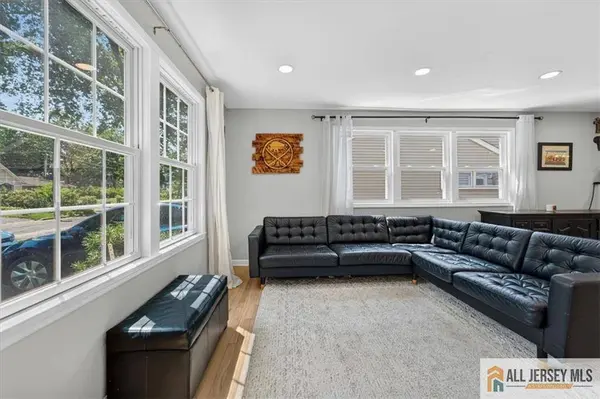 65 Hollywood AVE, Metuchen, NJ 08840
