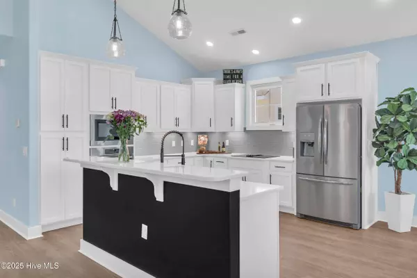 405 Ivy LN, Carolina Beach, NC 28428