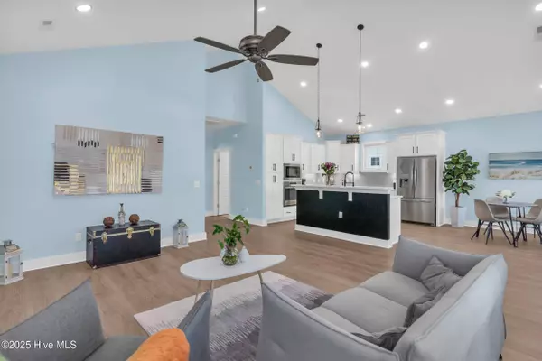 405 Ivy LN, Carolina Beach, NC 28428