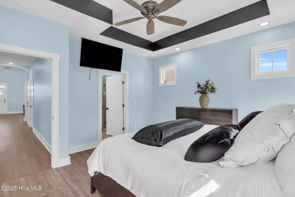 405 Ivy LN, Carolina Beach, NC 28428