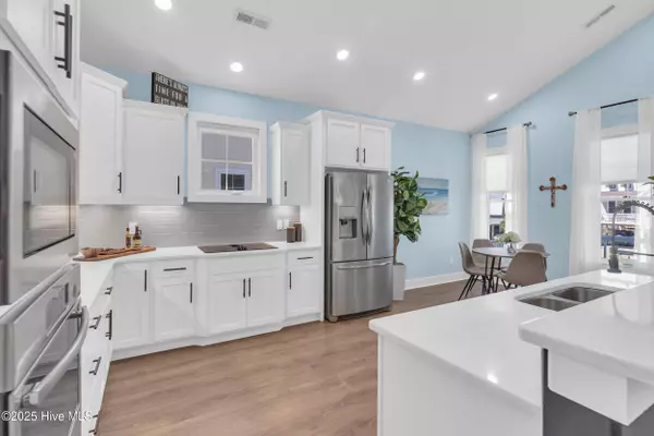 405 Ivy LN, Carolina Beach, NC 28428