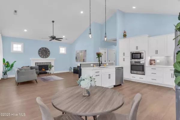 405 Ivy LN, Carolina Beach, NC 28428