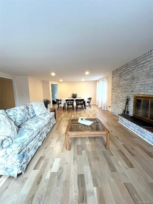 25 Squires AVE, East Quogue, NY 11942