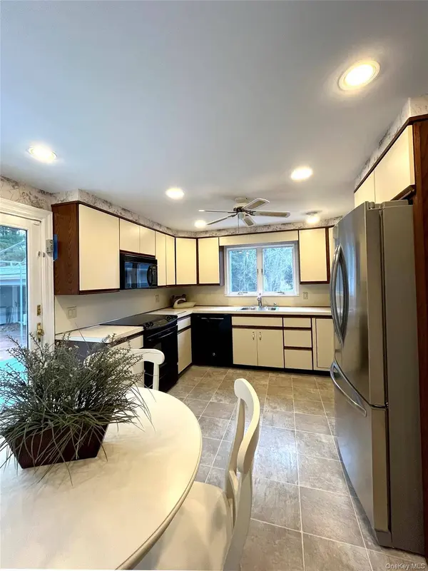 25 Squires AVE, East Quogue, NY 11942