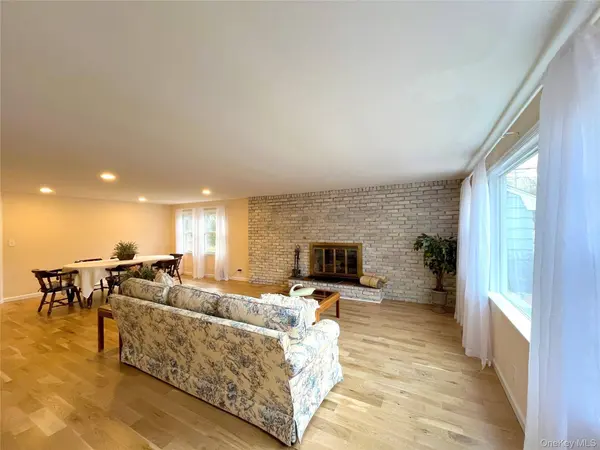 25 Squires AVE, East Quogue, NY 11942