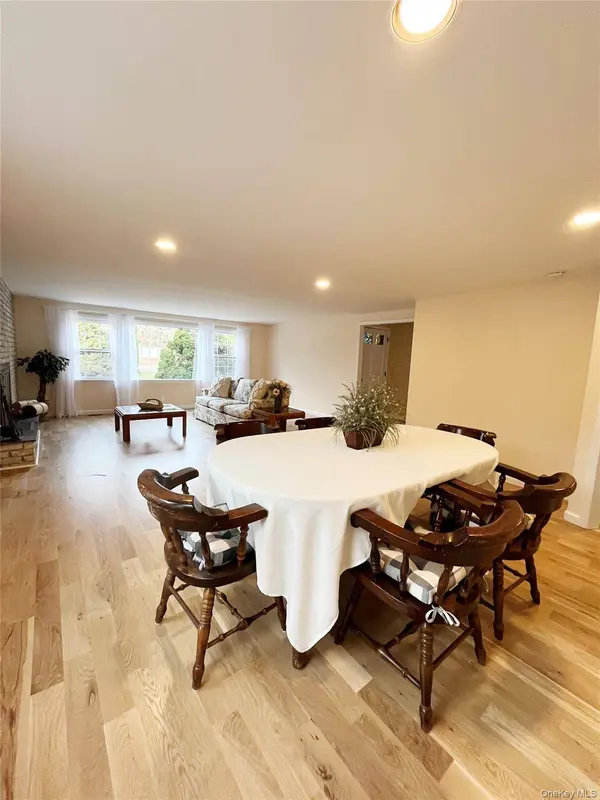 25 Squires AVE, East Quogue, NY 11942