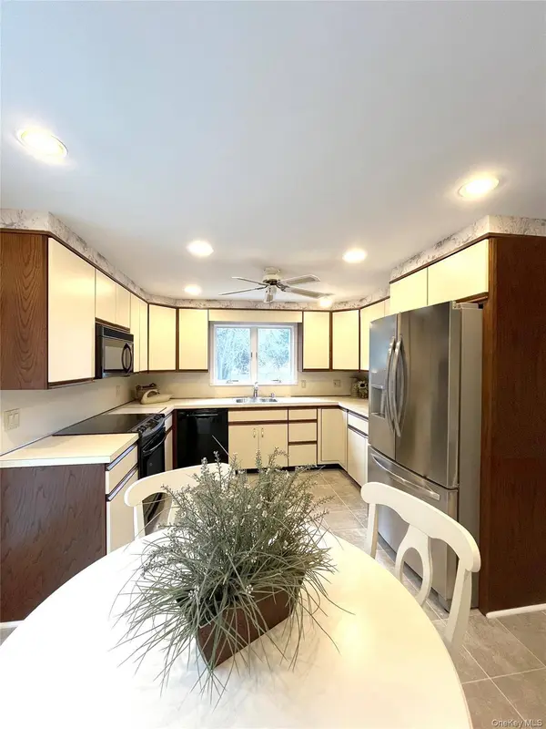 25 Squires AVE, East Quogue, NY 11942