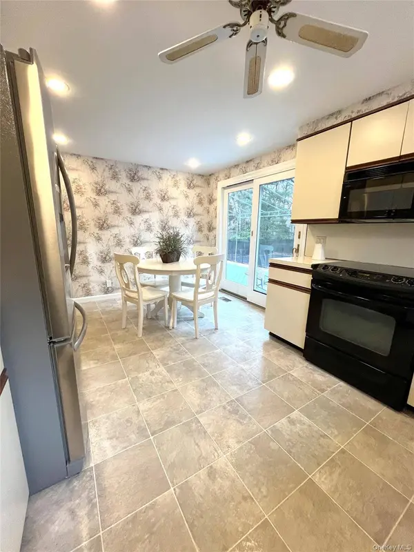 25 Squires AVE, East Quogue, NY 11942