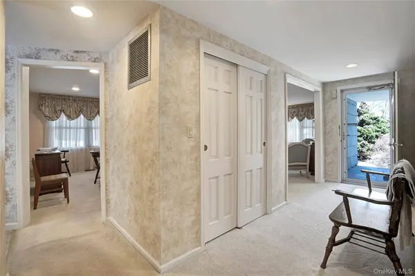 25 Squires AVE, East Quogue, NY 11942