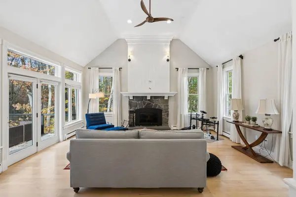18 Ledgewater DR, Kennebunk, ME 04043