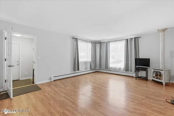 5708 Kennyhill DR, Anchorage, AK 99504