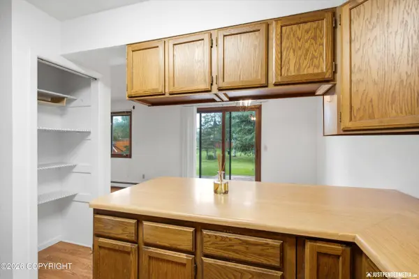 7706 Linda LN, Anchorage, AK 99518