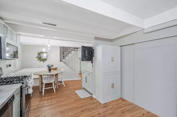 15 Woodchuck LN, East Setauket, NY 11733