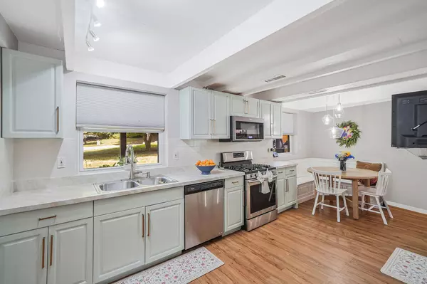 15 Woodchuck LN, East Setauket, NY 11733