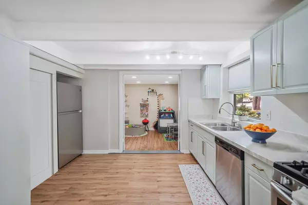 15 Woodchuck LN, East Setauket, NY 11733