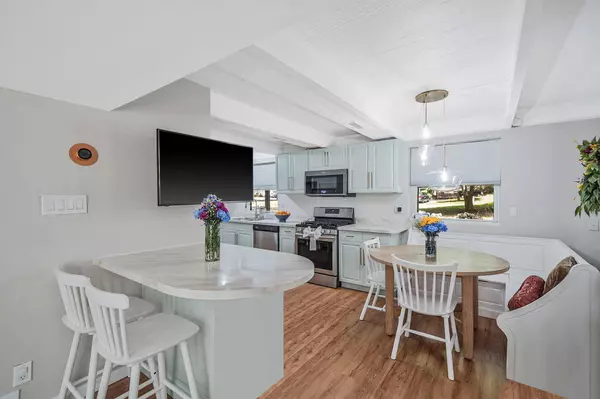 15 Woodchuck LN, East Setauket, NY 11733