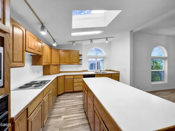100 Seagrove LOOP, Lincoln City, OR 97367