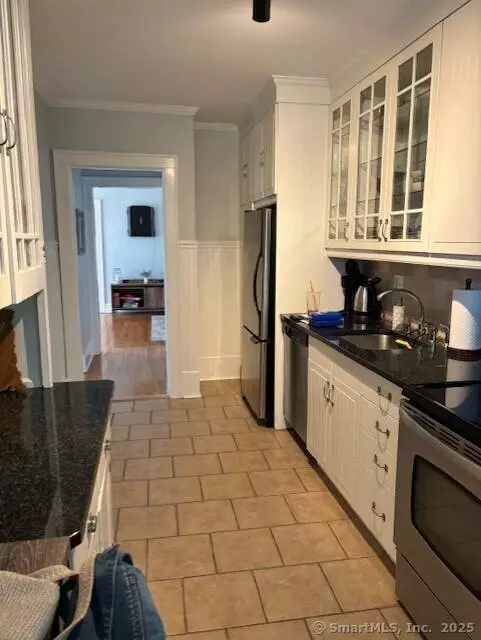 40 Robin Road #APT 305, West Hartford, CT 06119